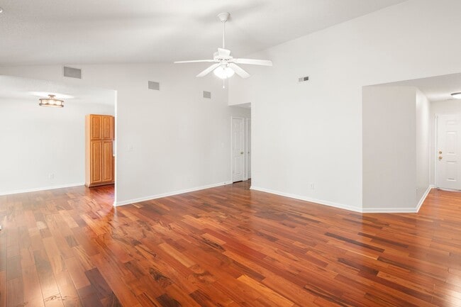 Building Photo - Home in Livingston Farms!