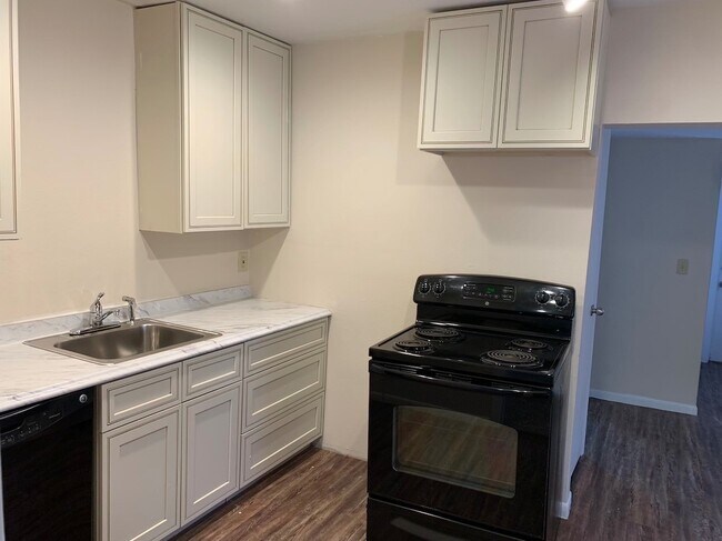 Building Photo - Updated and Spacious 2 Bedroom Home!