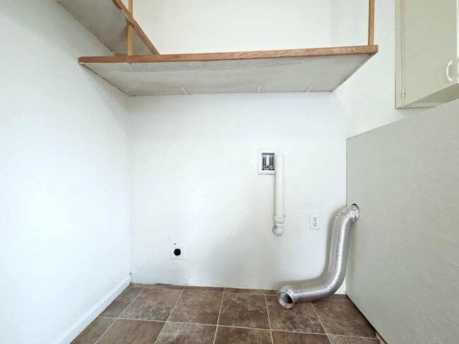 Building Photo - Two Bedrooms & One Bathroom Home $100.00 o...