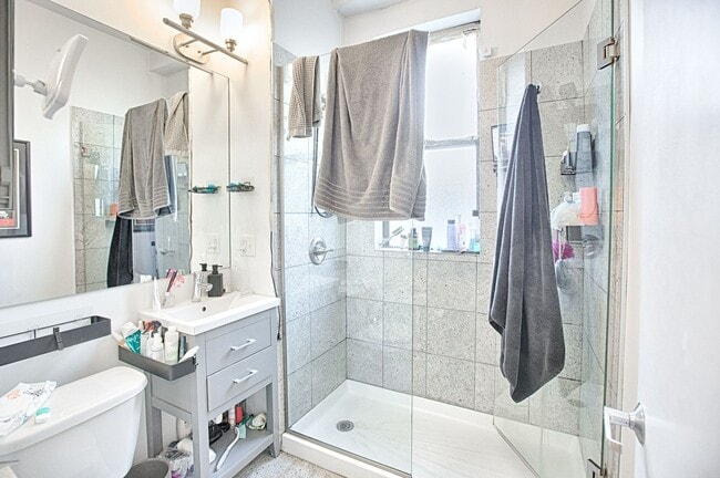 Building Photo - Wicker Park Large Sunny 3 Bed. In-Unit Laundry, FREE Fast Internet. Central Heat & A/C, Hardwood ...