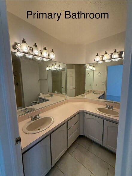 Building Photo - 2050 W Canyon View Dr