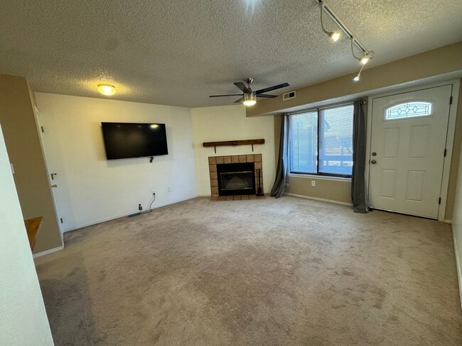 Building Photo - Centrally Located 2 Bed 1 Bath Condo in Colorado Springs!!