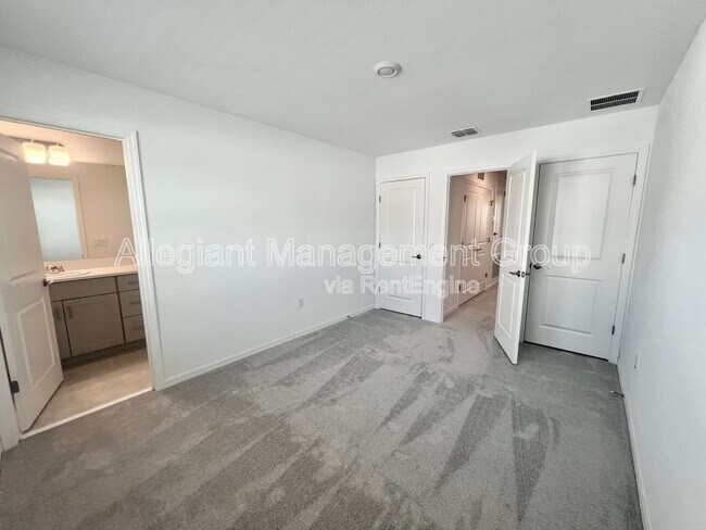 Building Photo - 3200 Skyline Lp
