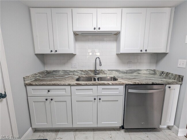 Building Photo - 6920 Carriage Hill Dr