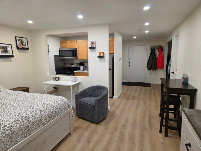 Building Photo - 5 Lancelot Court