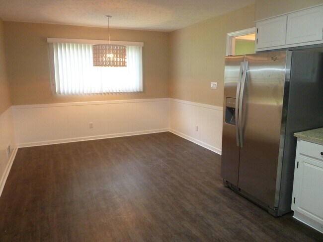 Building Photo - 3 Bed / 2.5 Bath with 2300 Square Feet!! A...