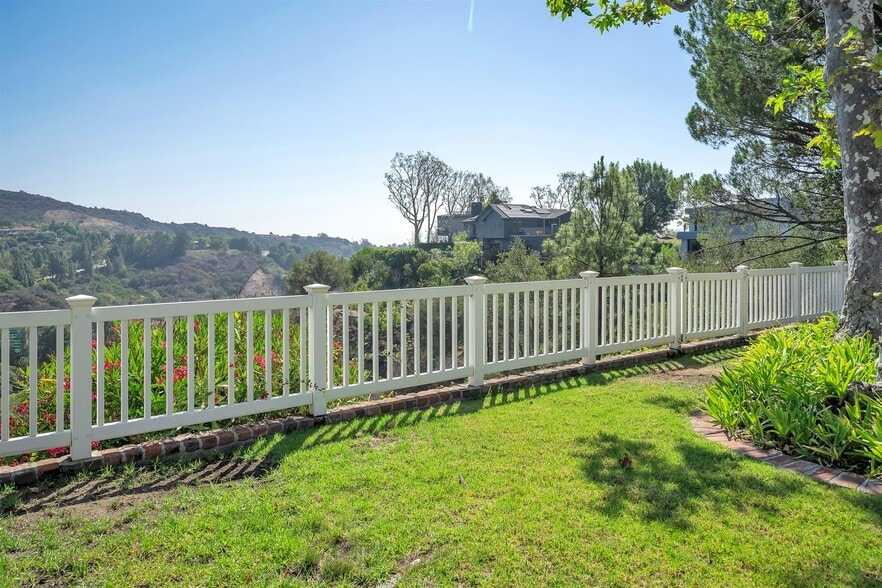 Building Photo - 2324 Banyan Dr