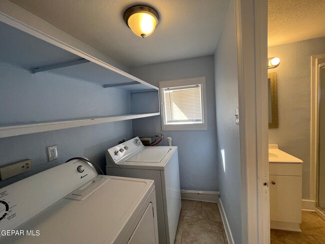 Building Photo - 8870 Sunland Rd