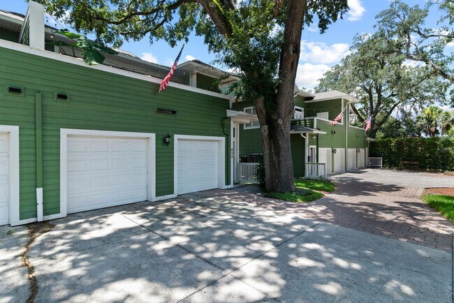 Building Photo - 833 N Fern Creek Ave