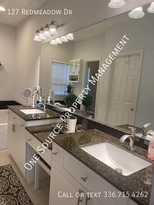 Building Photo - 127 Redmeadow Dr