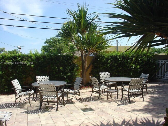 Building Photo - 2665 SW 37th Ave