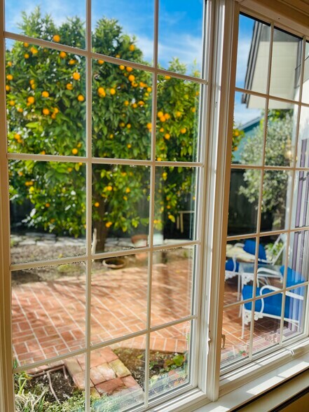 Building Photo - 200 Iris Way