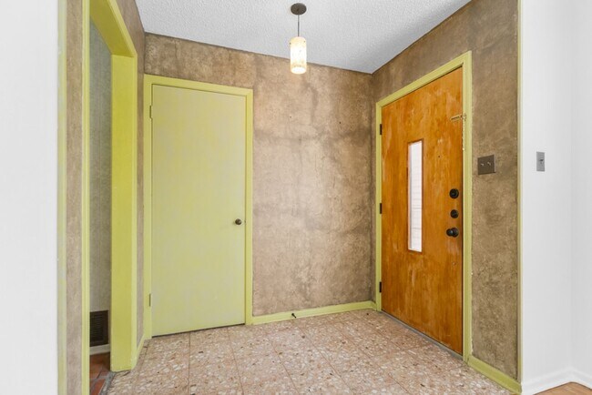 Building Photo - 2 Bed/2 Bath in Northeast Park Subdivision w/ pool