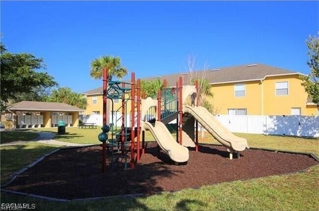 Building Photo - 3627 Pine Oak Cir