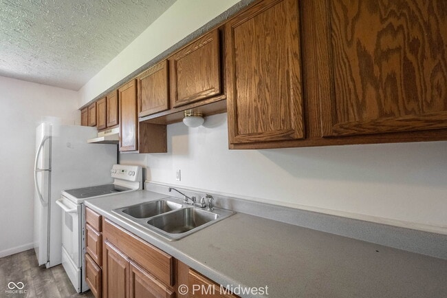 Building Photo - 570 US-52