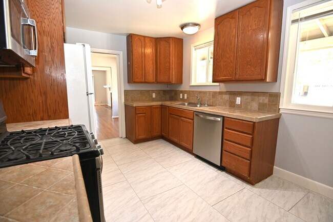 Building Photo - Darling Home 3 bd / 1 ba home near Valley Fair & Santana Row with HUGE backyard