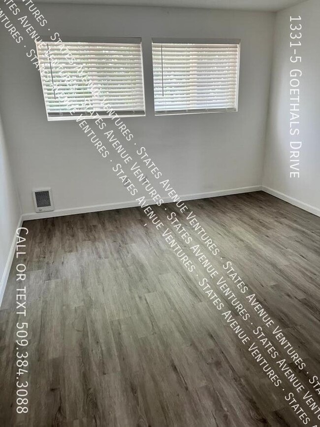 Building Photo - 1331 Goethals Dr