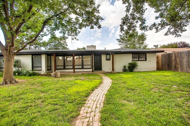 Building Photo - Pre Leasing for Fall 2026! 4/3 in Medical District