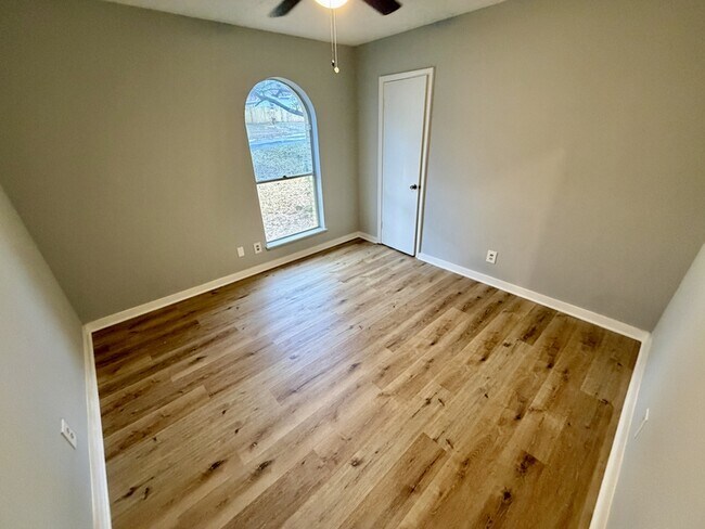 Building Photo - 6108 Deerfield Ct