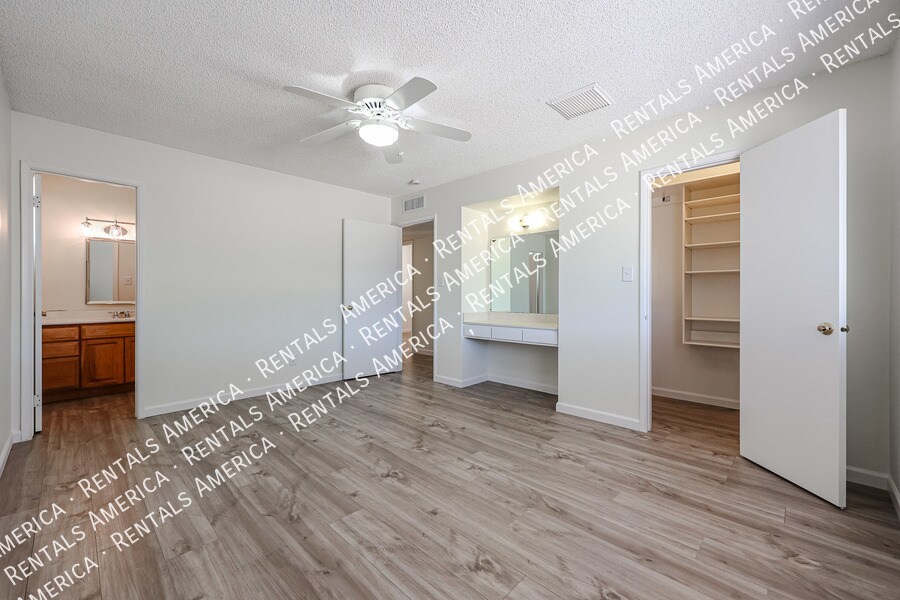 Building Photo - 3704 S Terrace Rd