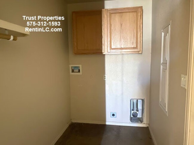 Building Photo - Spacious 3/3 in Sonoma