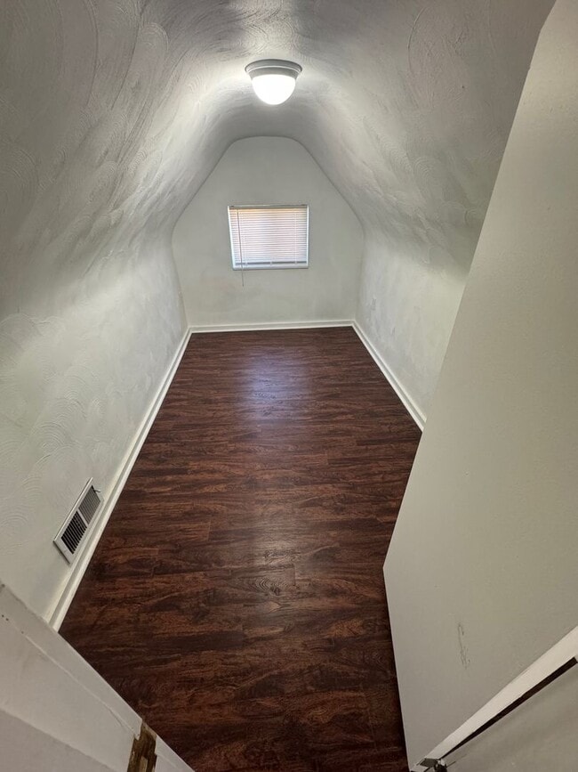 Building Photo - Spacious 4-Bed 2-Bath House!!