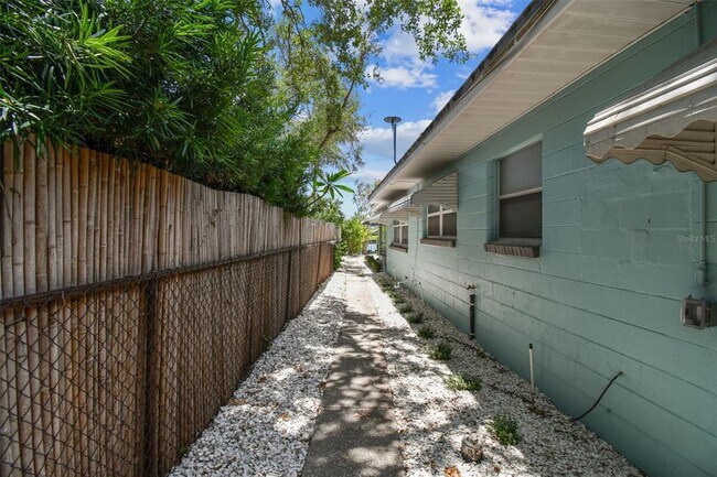 Building Photo - 610 Bosphorous Ave