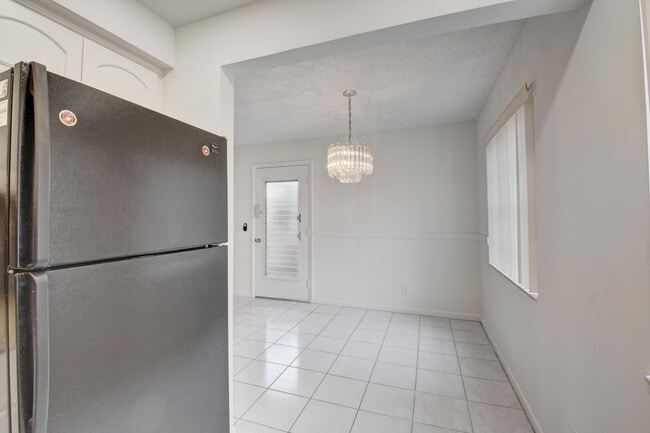 Building Photo - 548 Flanders L