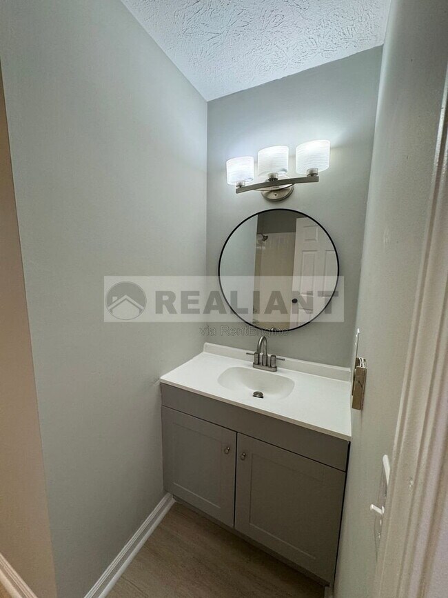 Building Photo - 105 Aster Pl