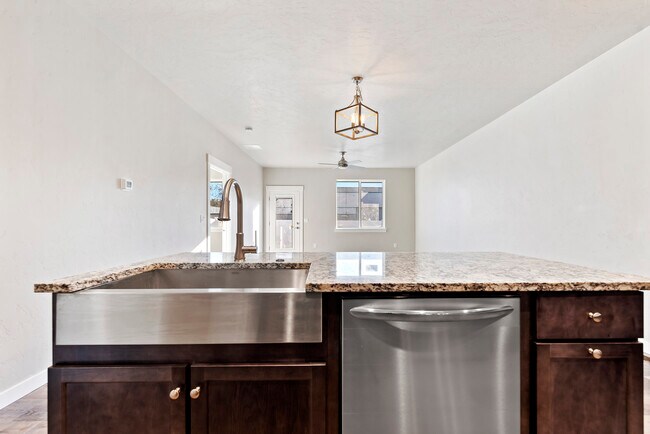 Building Photo - 6330 W Tierra Ln