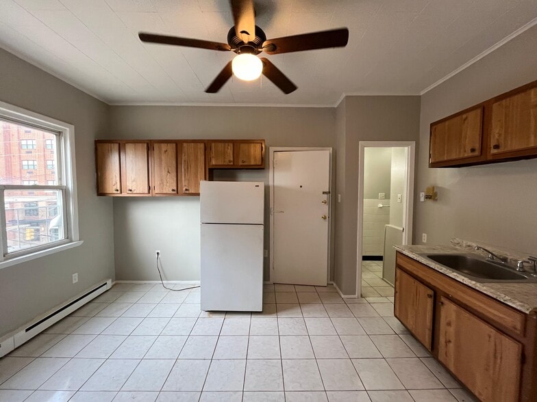 Building Photo - 326 Avenue E