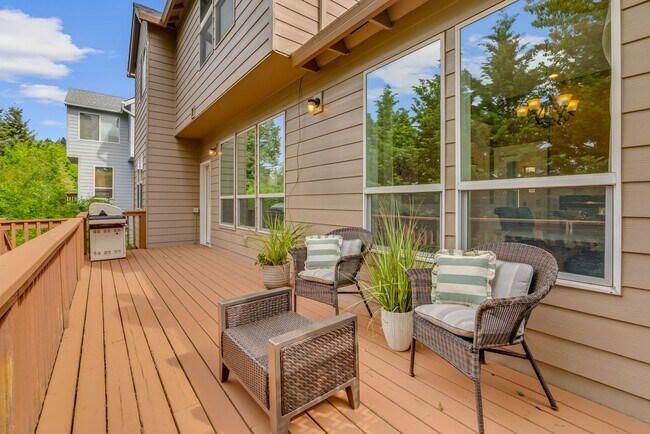 Building Photo - Stunning, spacious 4-bdrm/4-bath in Tigard. Fireplace, massive decks, next to nature