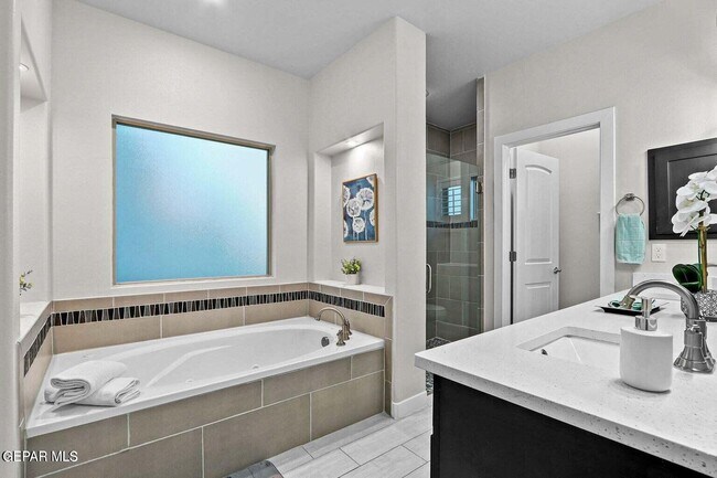 Building Photo - 2621 Maria Casas St