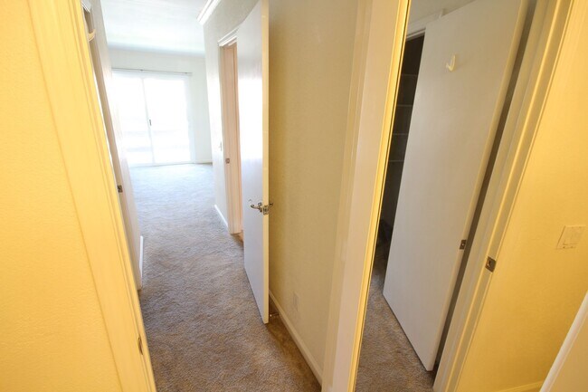 Building Photo - Huge 2 Bedroom Condo
