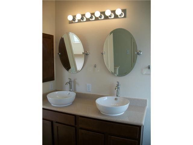 Building Photo - 2021 Nestlewood Dr