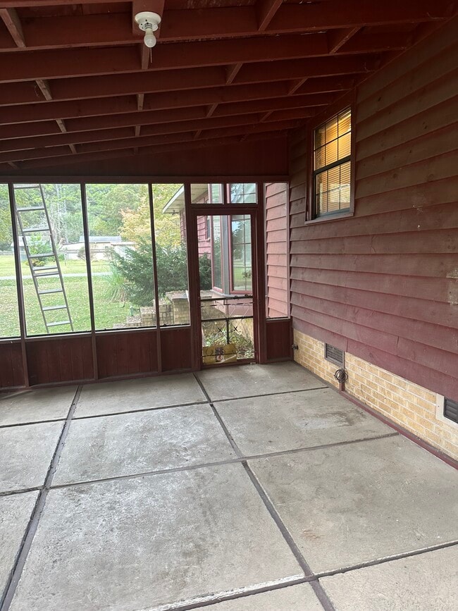 Building Photo - 303 Kansas Ave