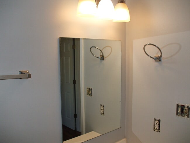 Building Photo - 816 W Town Ct