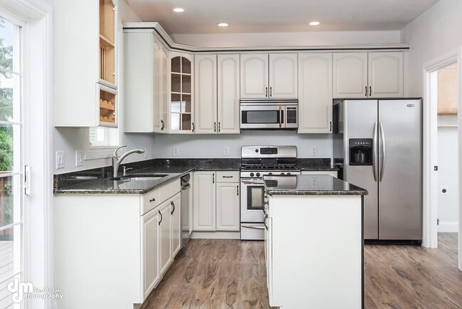 Building Photo - Beautiful home with 5 bedroom, 3.5 baths, ...