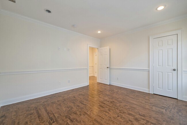 Building Photo - 16 Walnut St