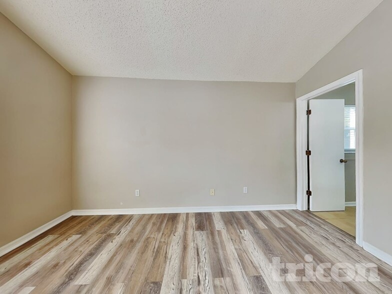 Building Photo - 233 Lakeway Ln