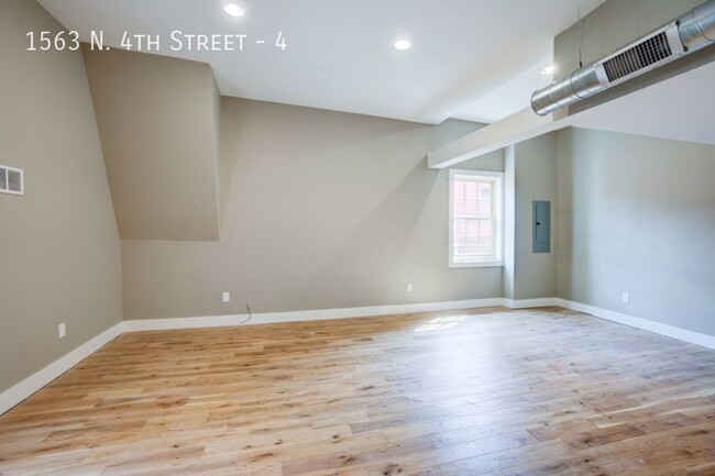 Building Photo - Stunning and Spacious 3 Bedroom Loft! Avai...