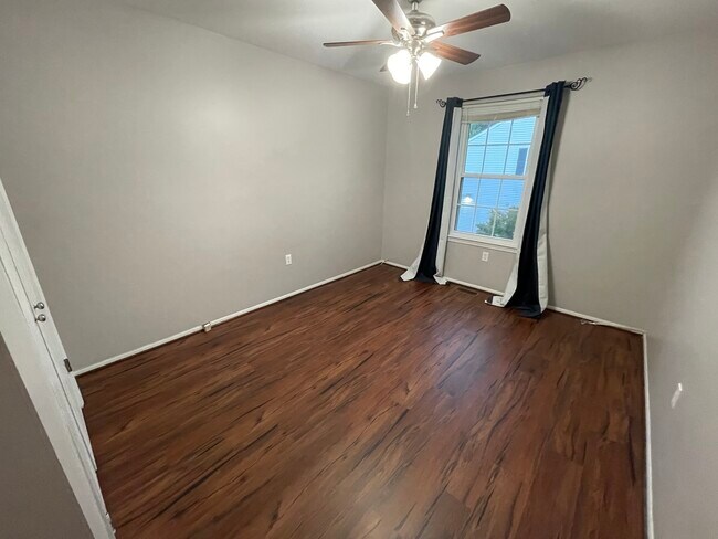 Building Photo - 15039 Cherrywood Dr