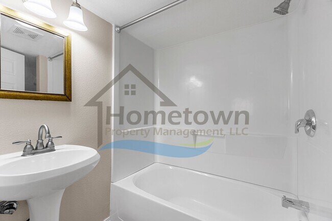 Building Photo - 4 Bedroom 2 Bathroom Home with a Fully Fen...