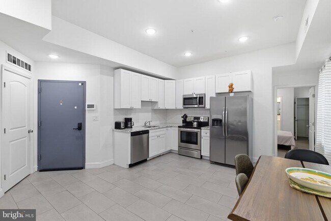 Building Photo - 925 N Broad St