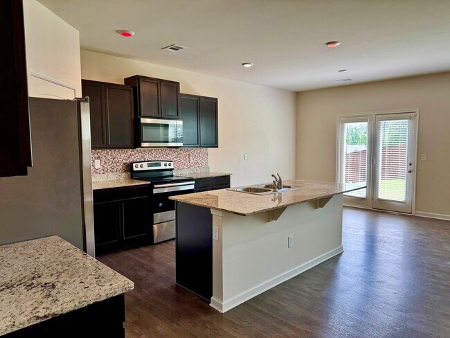 Building Photo - Beautiful 5 bedroom, 3 full bath home in D...