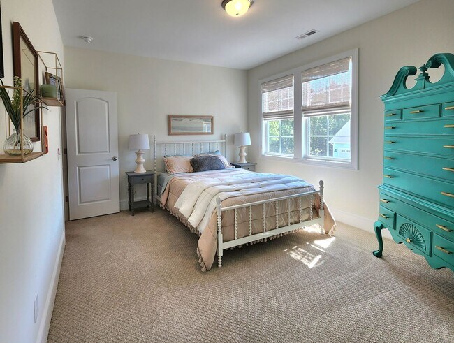 Building Photo - Home Available in Summerhouse on Everett Bay! Showings Coming Soon.