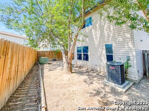 Building Photo - 115 McLennan Oak