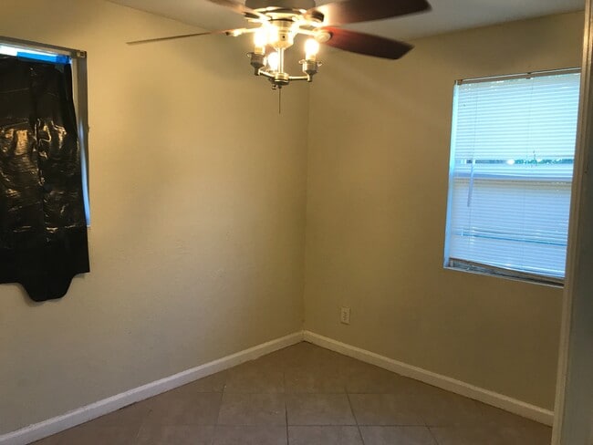 Building Photo - Nice 2-1 house with central air