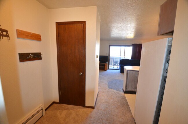 Building Photo - Dillon Valley East Condo! Great Natural Light!