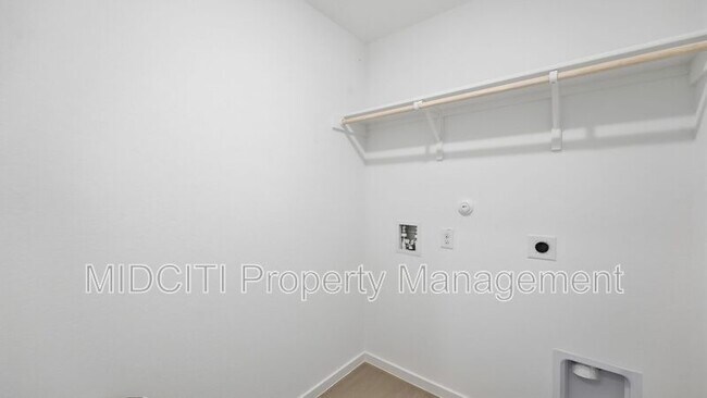 Building Photo - 3159 Dispatch Dr